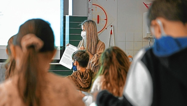 Schüler und Lehrer tragen jetzt im Unterricht durchgehend eine Maske. (Bild: Markus Wenzel)