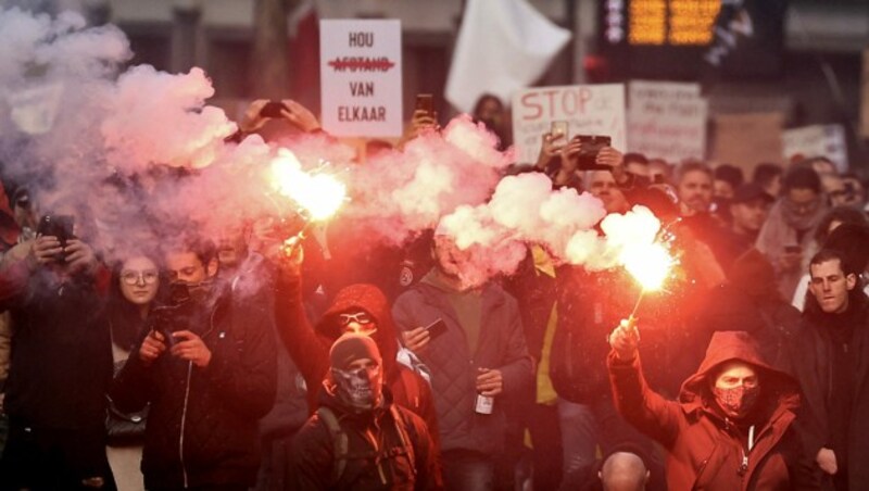 Die verschärften Maßnahmen stößt auch in Belgien bei zahlreichen Menschen auf wenig Gegenliebe. (Bild: APA/AFP/Kenzo TRIBOUILLARD)