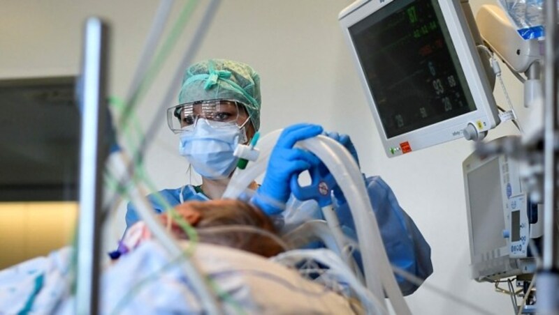 Intensivpatient in einem Brüsseler Krankenhaus (Bild: APA/AFP/JOHN THYS)