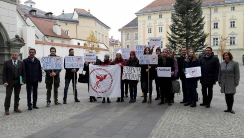 Dieringer-Granza (ganz re.) mit Partei-Kollegen (li.) und Vertretern der Gruppe „Studenten stehen auf“ rufen zur Anti-Corona-Demo am Samstag auf. (Bild: zVg)