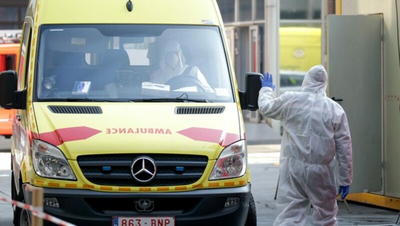 Ankunft eines Corona-Patienten in einem Brüsseler Spital (Bild: APA/AFP/Aris Oikonomou)