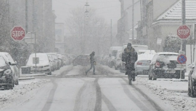 Winterliche Fahrbahnen sorgen für einige Probleme im Verkehr. (Bild: P. Huber)