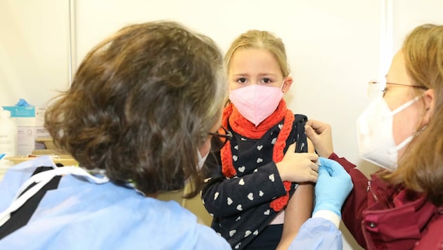 Naja, der Blick ist schon etwas besorgt: Kinderimpfung gegen das Corona-Virus. Gibt‘ s noch keinen Impf-Spray? (Bild: Jöchl Martin)