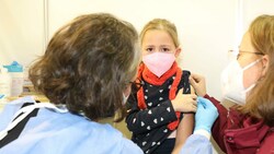 Naja, der Blick ist schon etwas besorgt: Kinderimpfung gegen das Corona-Virus. Gibt‘ s noch keinen Impf-Spray? (Bild: Jöchl Martin)