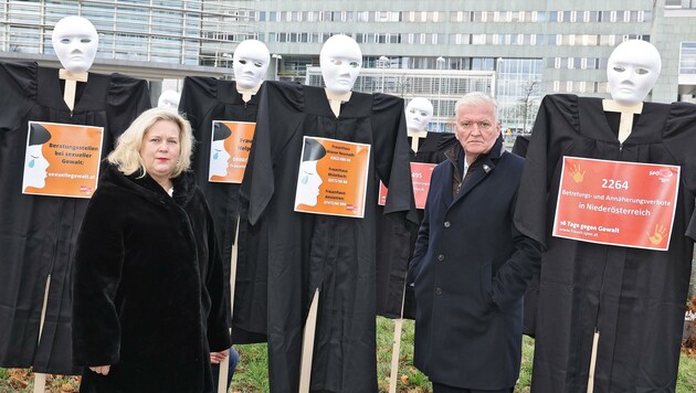 Elvira Schmidt und Franz Schnabl von der niederösterreichischen SPÖ setzen ein Zeichen im Rahmen von „16 Tage gegen Gewalt an Frauen“. (Bild: Herbert Kaefer)
