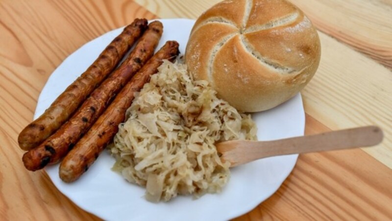 Würstel, Sauerkraut, Semmel. (Bild: Dostal Harald)