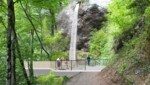 So soll die neue Plattform aussehen, wo man den 56 Meter hohen Wasserfall gefahrlos besichtigen kann. (Bild: Geopark Karawanken)