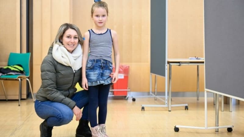 Ida (6) mit ihrer Mama Agnes nach der Impfung (Bild: Alexander Schwarzl)