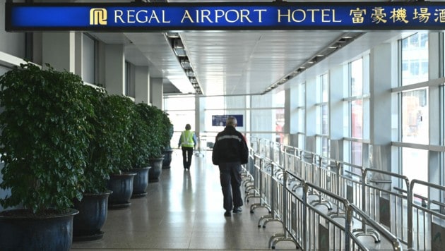Eigentlich dient die Quarantäne im Regal Airport Hotel dazu, eine mögliche Infektion nicht weiterzutragen - dennoch kam es dabei zu einer Infektion mit der neuen Corona-Variante. (Bild: AFP/Peter PARKS)