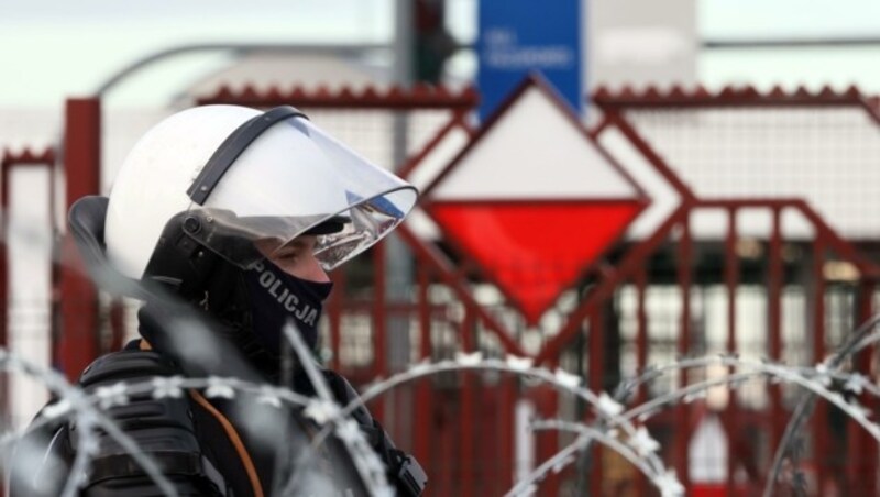 Stacheldraht und Elitepolizisten bewachen die polnische Grenze. (Bild: (c) www.VIENNAREPORT.at)