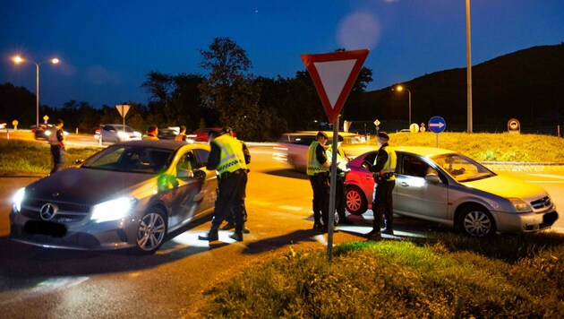 Bei Schwerpunktaktionen zwecks Kontrolle wurden 15 Schlepper (moldawische, ukrainische und usbekische Staatsbürger) mit Fahrzeugen direkt nach dem Grenzübertritt nach Österreich oder im Bezirk Korneuburg festgenommen. Im Bild: Polizeibeamte bei einer Schwerpunktkontrolle in Niederösterreich. (Bild: APA/LKA NÖ/EB 10)