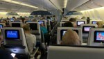 Passagiere des Fluges KLM Flight 598 mussten nach der Landung in Kapstadt stundenlang darauf warten, das Flugzeug verlassen zu dürfen. Grund waren langwierige Testungen. (Bild: UGC via AP)