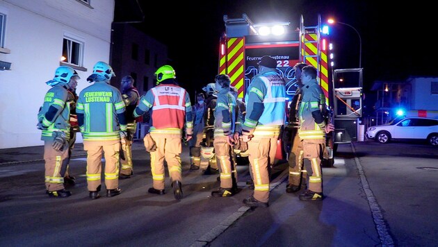 Die Feuerwehr Lustenau war in der Nacht von Freitag auf Samstag in der Lerchenfeldstraße im Einsatz. Und rettete zwei schlafende Personen aus einem brennenden Wohnhaus. (Bild: Maurice Shourot)