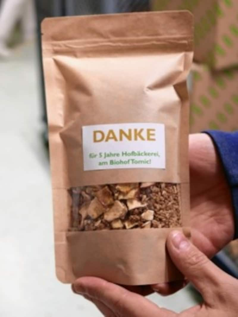 Das neue, nachhaltige Müsli wird aus Altbrot hergestellt und mit köstlichen Zutaten verfeinert. (Bild: Fischer Claudia)