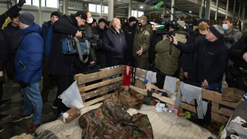 Alexander Lukaschenko (m.) besuchte ein Flüchtlingscamp am Checkpoint Bruzgi nahe Grodno (Bild: Maxim Guchek/BelTA via AP)