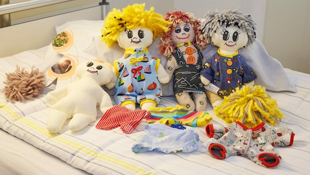 Die Puppen werden von ehrenamtlichen Helfern genäht. (Bild: BHS Krankenhaus Ried)