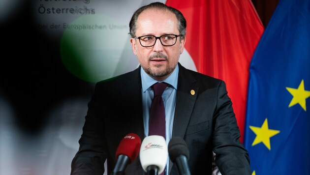 Bundeskanzler Alexander Schallenberg (ÖVP) rief angesichts der neuen Variante einmal mehr zum Impfen auf. (Bild: APA/GEORG HOCHMUTH)