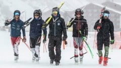 Die Mitglieder des Projekts GOING FOR GOLD 2022: Paul Vonier, Andreas Mathis, Coach Pierre Egger, Kilian Böck und Simon Fleisch (v. li.). Fleisch fällt nun für den Rest der Saison aus. (Bild: Maurice Shourot)