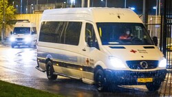 Ein Transporter des Roten Kreuzes bringt Passagiere von Flügen aus Südafrika, die positiv auf Covid-19 getestet wurden, zu einem Hotel, wo sie unter Quarantäne gestellt werden. (Bild: AFP)
