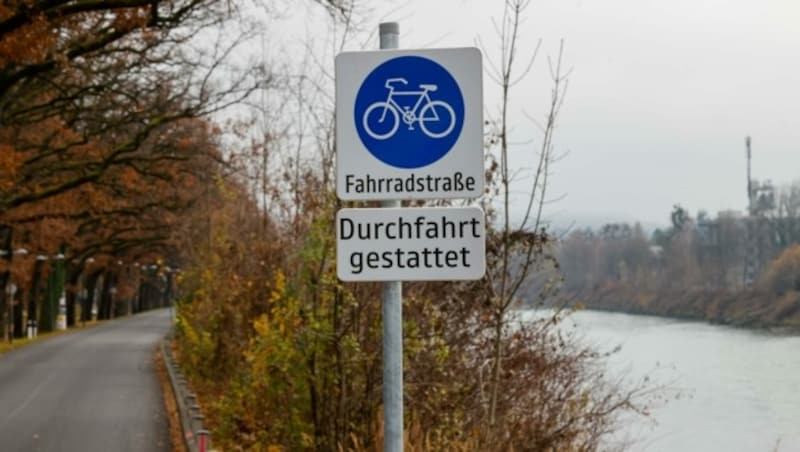 Seit Beginn dieser Woche wundern sich viele Salzburger über Markierungen auf der Fahrradstraße am Volksgarten. (Bild: Tschepp Markus)