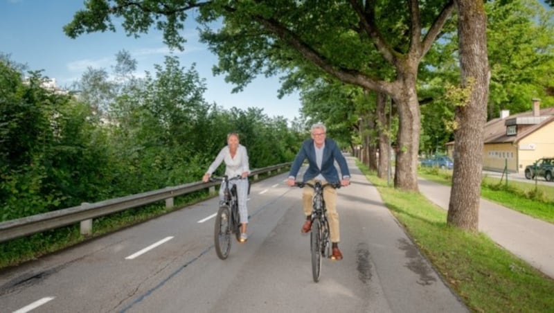 Bürgermeister Harald Preuner und seine Stellvertreterin Barbara Unterkofler (beide ÖVP) zeigen vor, wie’s gehen soll - beim Proberadeln am Ignaz-Rieder-Kai im August. (Bild: Alexander Killer)