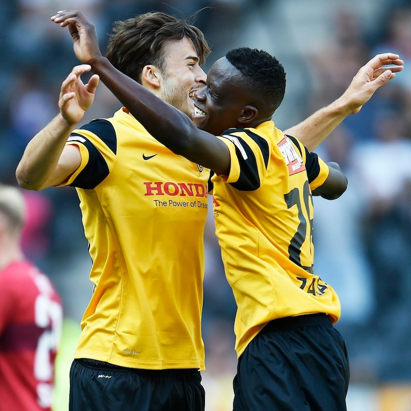 Haris Tabaković im Sommer 2015 im Dress der Young Boys Bern in einem Testspiel gegen den VfB Stuttgart beim Jubel mit Denis Zakaria (inzwischen Borussia Mönchengladbach) (Bild: Freshfocus / EXPA / picturedesk.com)