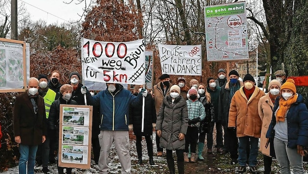 Rund 100 Menschen bäumten sich
 gegen den 
 drohenden
 Kahlschlag
 auf und fordern 
 Alternativen ein. (Bild: Zwefo)