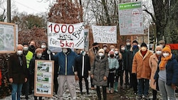 Rund 100 Menschen bäumten sich
 gegen den 
 drohenden
 Kahlschlag
 auf und fordern 
 Alternativen ein. (Bild: Zwefo)