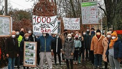 Rund 100 Menschen bäumten sich
 gegen den 
 drohenden
 Kahlschlag
 auf und fordern 
 Alternativen ein. (Bild: Zwefo)