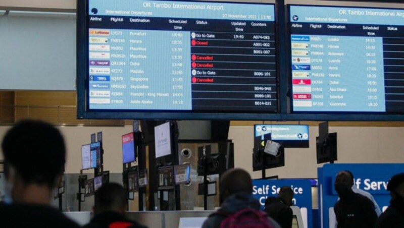 Immer mehr Flüge vom Tambo International Airport in Johannesburg werden gestrichen. Die Rückreise von vielen Urlaubern wird damit zum Hindernislauf. (Bild: AFP/Phill Magakoe)