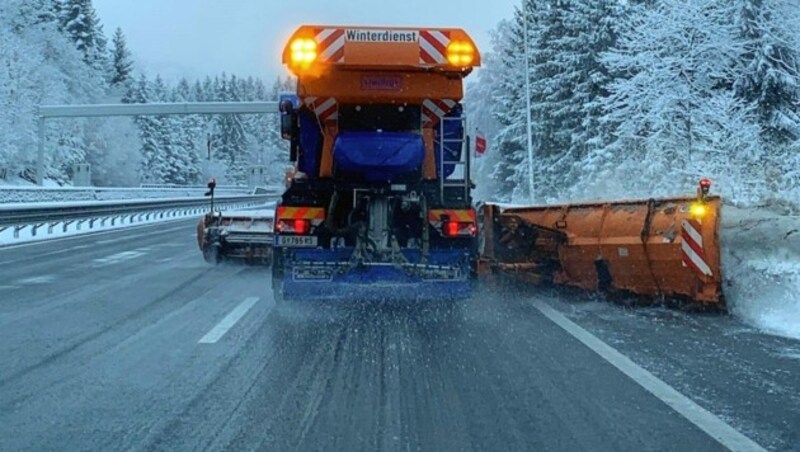 Ein Asfinag-Schneepflug auf der Autobahn (Bild: Asfinag)