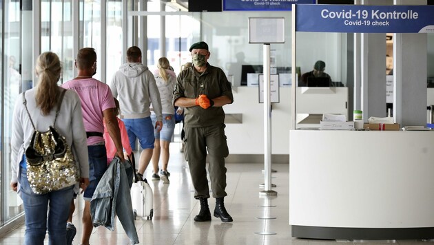 Am Salzburger Flughafen kontrolliert das Bundesheer die Einreisebestimmungen (Bild: Tröster Andreas)