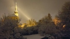 Auch das Inntal, so wie hier etwa in Zirl, ist bereits in Weiß gehüllt. (Bild: Hubert Rauth)