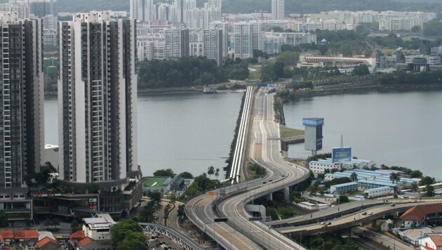 Der Verkehr am Damm Johor-Singapore Causeway, der die Staaten Malaysia und Singapur miteinander verbindet, stand zwei Jahre still. (Bild: AP)