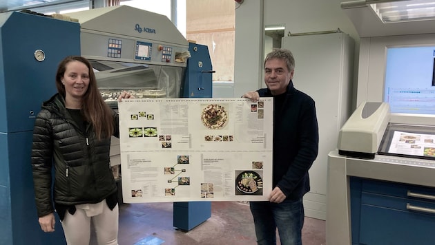 Sonja Jordan und Gerry Sturm präsentieren stolz die Abzüge ihres Lockdown-Kochbuchs in der Druckerei. (Bild: zVg)