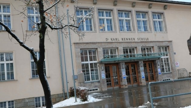 In der Dr. Karl Renner-Schule Klagenfurt verwüsteten unbekannte Täter den Eingangsbereich (Bild: Rojsek-Wiedergut Uta)