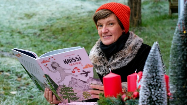 Leonora Leitl aus Gramastetten mit ihrem neuen Kinderbuch. Sie zeichnet nicht nur, sondern liest auch gerne vor. (Bild: Horst Einöder/Flashpictures)