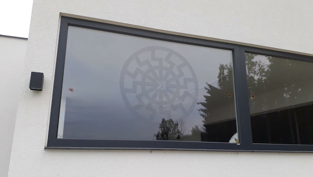 Das rechtsextreme Symbol der „Schwarzen Sonne“ prangt am Fenster. (Bild: zVg)