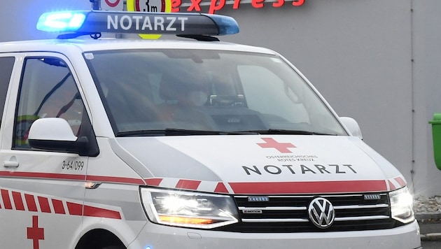Jener 57-Jährige, der in der Nacht auf vergangenen Freitag in Eugendorf von einem Pkw überrollt worden ist, ist tot (Symbolbild). (Bild: P. Huber, Krone KREATIV)