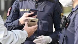 Teils rigoros ging die Polizei gegen „Corona-Sünder“ nicht nur in der Steiermark vor. (Bild: APA/HANS PUNZ)