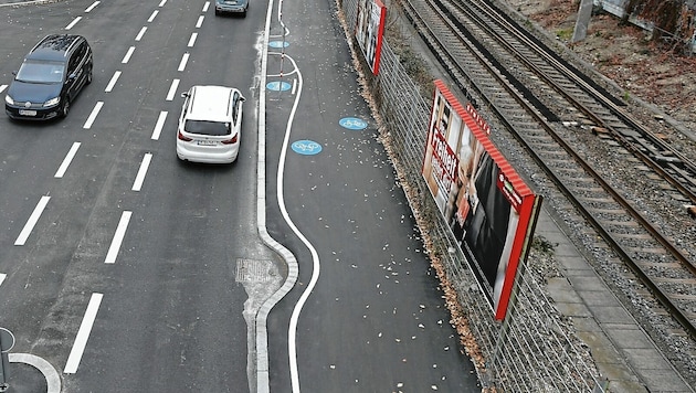 Von der Fußgängerbrücke aus ist das „Kunstwerk“ gut sichtbar. Kreativ oder doch eher frivol? Der neue Radweg im 3. Bezirk regt jedenfalls auf. (Bild: Gerhard Bartel)