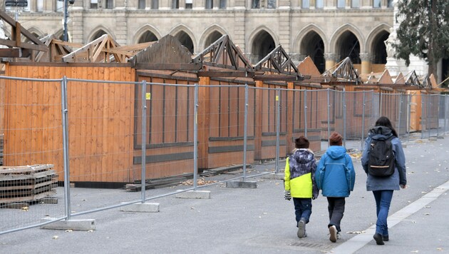 Auch die Wiener Christkindlmärkte dürfen ab Montag wieder aufsperren. (Bild: APA/ROLAND SCHLAGER)