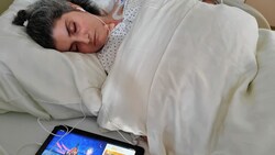 Mutter Cristina im Krankenbett in Tirol (Bild: zVg)