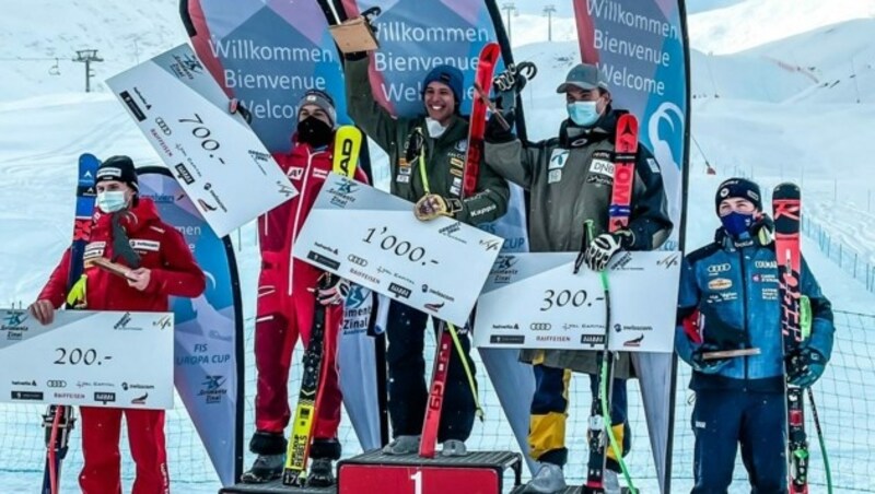 Lukas Feurstein (2.v. li.) wurde für seinen zweiten Rang beim Super-G in Zinal (Sz) nicht nur mit 80 Europacup-Punkten und 700 Schweizer Franken an Preisgeld belohnt - auch in der Startliste machte der 20-Jährige einen ordentlichen Satz nach vorne. (Bild: Simon Karl)