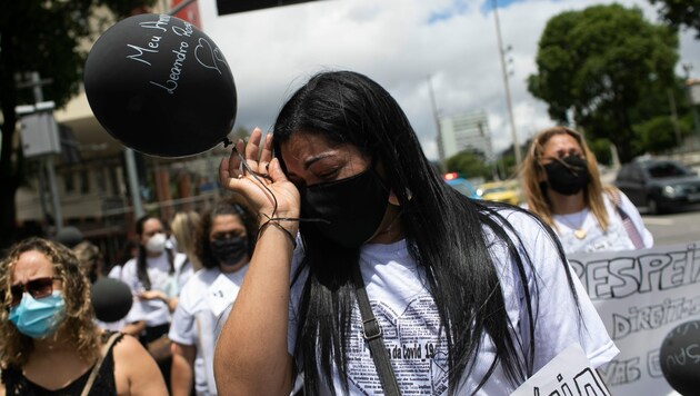 Die „Covid-Witwen“ demonstrieren gegen die verfehlte Corona-Politik Brasiliens. (Bild: AP)