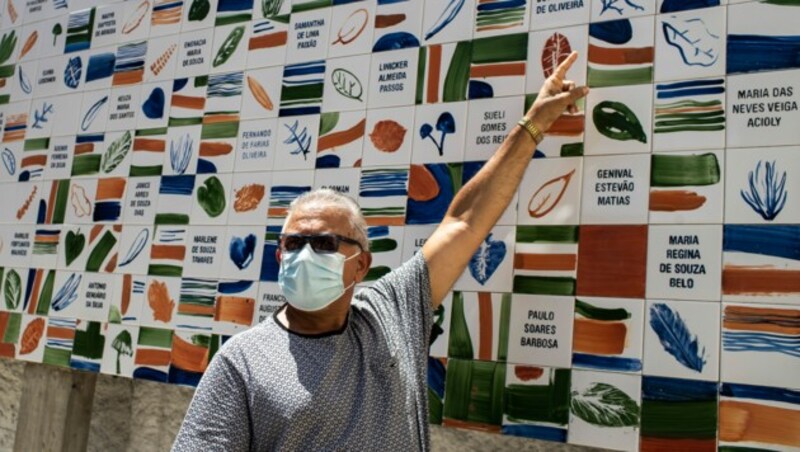 Eine Erinnerungswand in Rio de Janeiro mit Namen von Corona-Toten eines Viertels (Bild: AP)