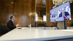 Bundeskanzler Alexander Schallenberg im Rahmen einer Videokonferenz mit dem israelischen Premierminister Naftali Bennett (r.) und dem tschechischen Premierminister Andrej Babis (Bild: APA/BKA/ANDY WENZEL)