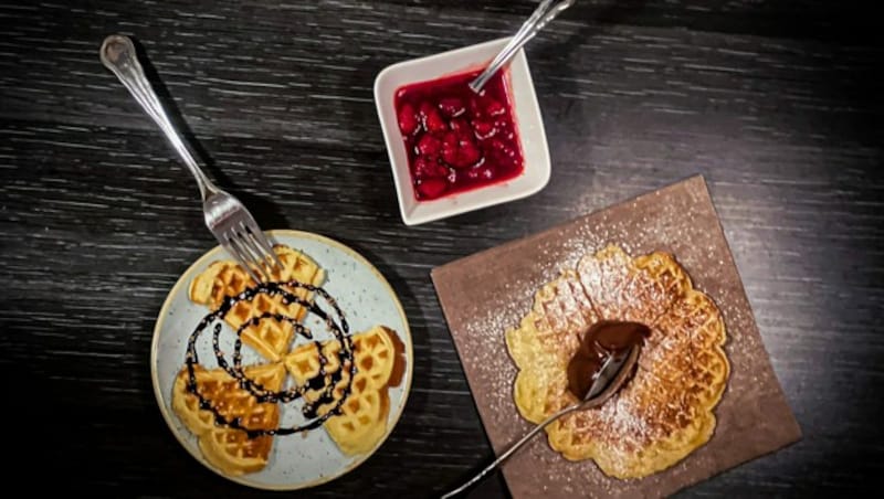 Die Waffeln können ganz klassisch mit Staubzucker serviert werden, aber auch Zimtzucker, Nutella oder eine Kugel Vanilleeis sind beliebte Toppings. (Bild: zVg)