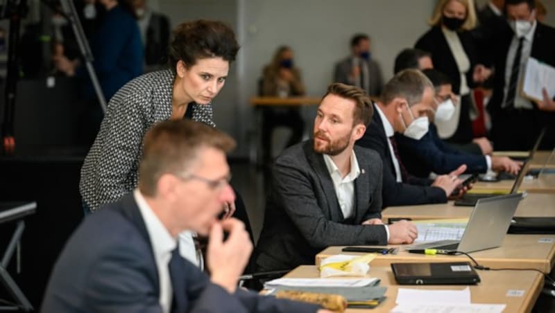 MFG-Klubdirektorin Angelika Zwicklhuber im Gespräch mit MFG-Klubobmann Manuel Krautgartner (MFG), Sitzung des OÖ Landtags im Ausweichquartier Ursulinenhof in Linz am 18. November: Maskenlos durch den Tag... (Bild: Alexander Schwarzl)