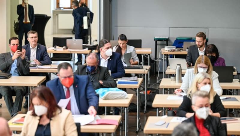 Das MFG-Trio Joachim Aigner, Dagmar Häusler, Manuel Krautgartner maskenlos in der Hinterbänkler-Reihe bei der Sitzung des OÖ Landtags im Ausweichquartier Ursulinenhof in Linz am 18. November (Bild: Alexander Schwarzl)